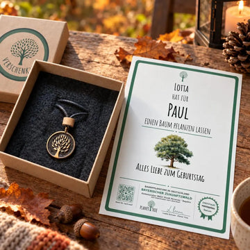 Planet Tree Anhänger aus Bronze mit Naturband – Geschenkansicht mit aktuellem Baumzertifikat; Beispielgestaltung