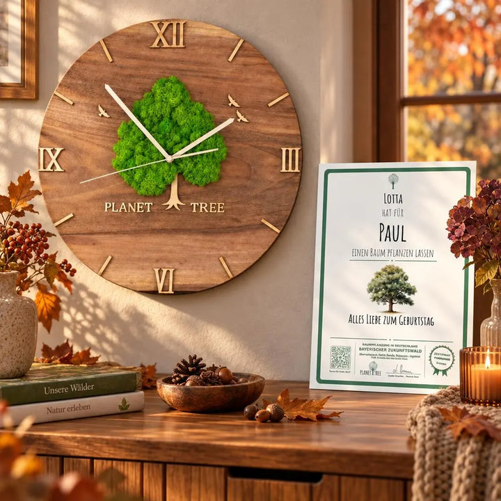 Planet Tree Wanduhr – Geschenkansicht mit aktuellem Baumzertifikat; Beispielgestaltung