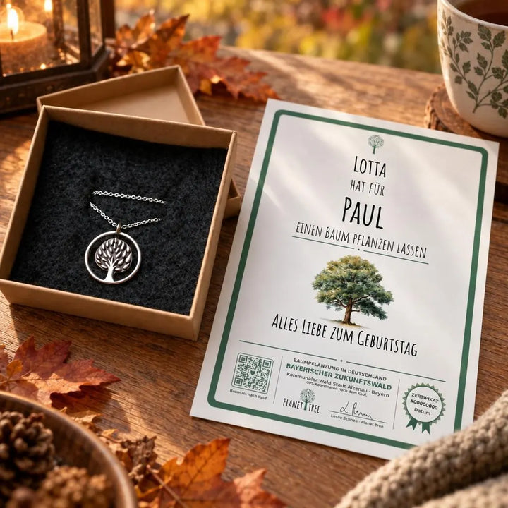 Planet Tree Halskette - recyceltes Silber – Geschenkansicht mit aktuellem Baumzertifikat; Beispielgestaltung