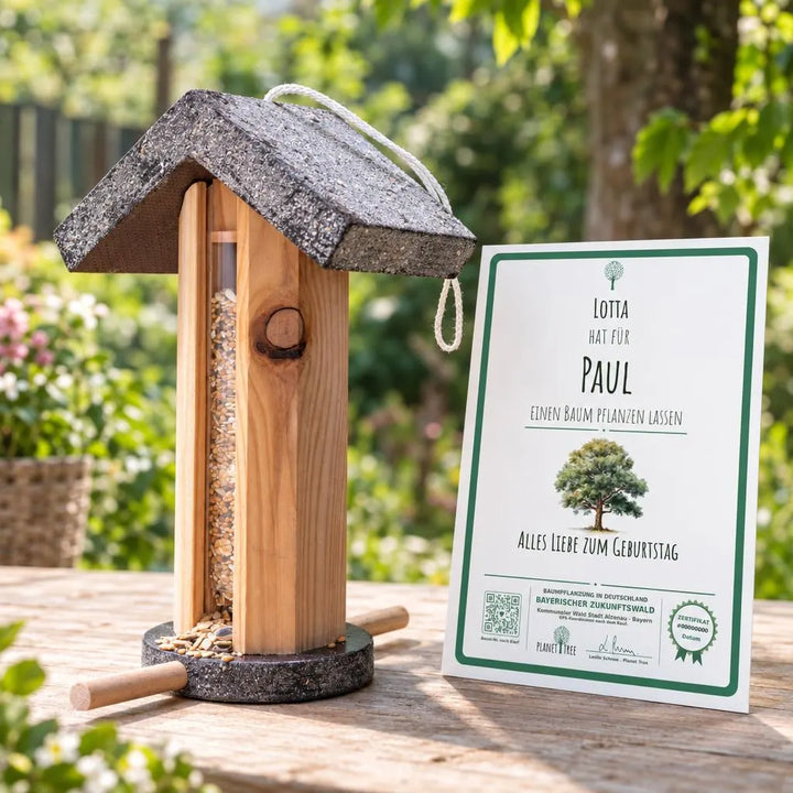 Futterhaus aus Holz zum Aufhängen – Geschenkansicht mit aktuellem Baumzertifikat; Beispielgestaltung