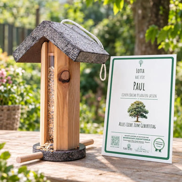 Futterhaus aus Holz zum Aufhängen – Geschenkansicht mit aktuellem Baumzertifikat; Beispielgestaltung
