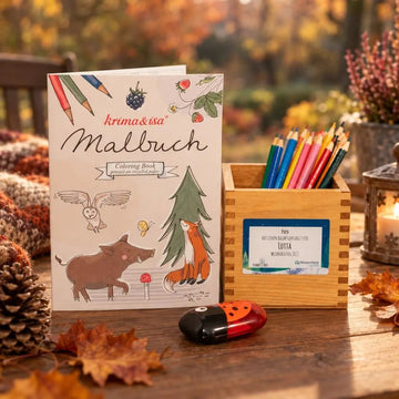 Set aus Buntstiften, Malbuch und Spitzer in handgefertigtem Halter aus Altholz