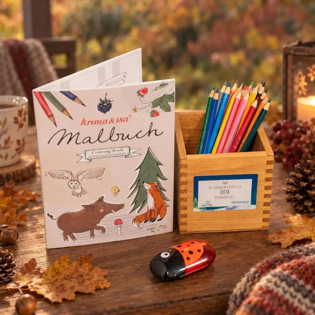 Set aus Buntstiften, Malbuch und Spitzer in handgefertigtem Halter aus Altholz