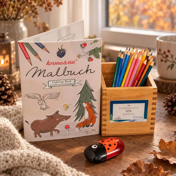 Set aus Buntstiften, Malbuch und Spitzer in handgefertigtem Halter aus Altholz