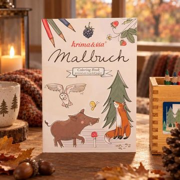 Set aus Buntstiften, Malbuch und Spitzer in handgefertigtem Halter aus Altholz