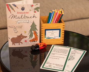 Set aus Buntstiften, Malbuch und Spitzer in handgefertigtem Halter aus Altholz