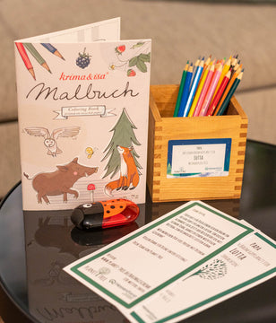 Set aus Buntstiften, Malbuch und Spitzer in handgefertigtem Halter aus Altholz