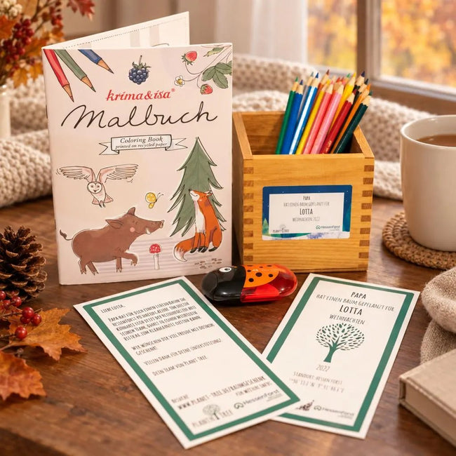 Set aus Buntstiften, Malbuch und Spitzer in handgefertigtem Halter aus Altholz