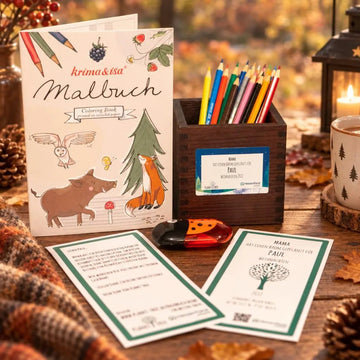 Set aus Buntstiften, Malbuch und Spitzer in handgefertigtem Halter aus Altholz