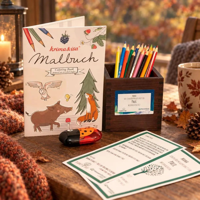Set aus Buntstiften, Malbuch und Spitzer in handgefertigtem Halter aus Altholz