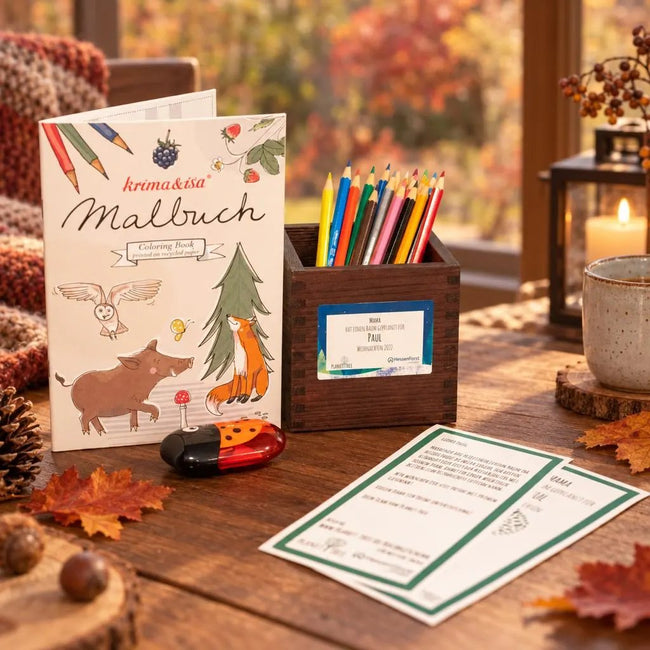 Set aus Buntstiften, Malbuch und Spitzer in handgefertigtem Halter aus Altholz