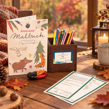 Set aus Buntstiften, Malbuch und Spitzer in handgefertigtem Halter aus Altholz