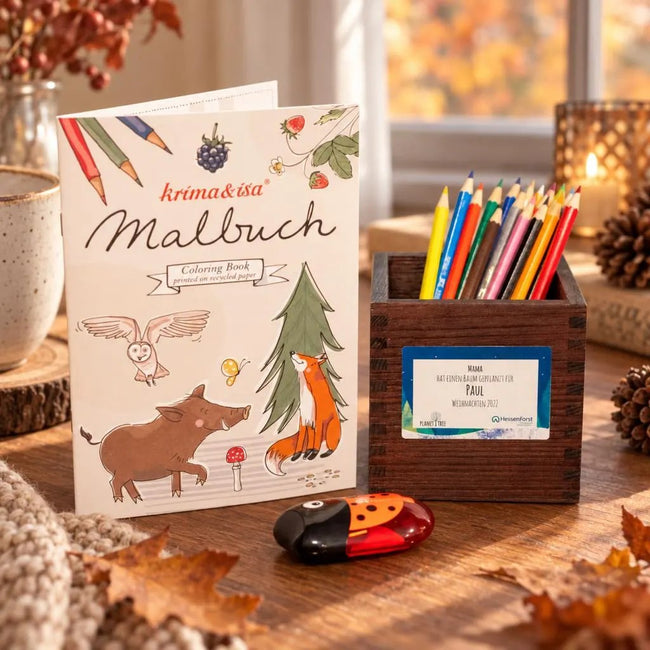 Set aus Buntstiften, Malbuch und Spitzer in handgefertigtem Halter aus Altholz