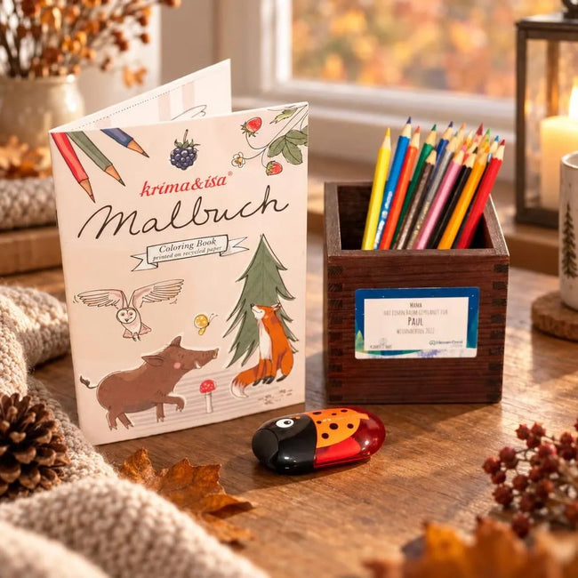Set aus Buntstiften, Malbuch und Spitzer in handgefertigtem Halter aus Altholz