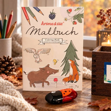 Set aus Buntstiften, Malbuch und Spitzer in handgefertigtem Halter aus Altholz
