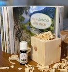Set aus Zirbenbuch, Holzwürfel mit Zirbenspäne und wertvollem Bio-Zirbenöl - Planet Tree