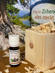 Set aus Zirbenbuch, Holzwürfel mit Zirbenspäne und wertvollem Bio-Zirbenöl - Planet Tree
