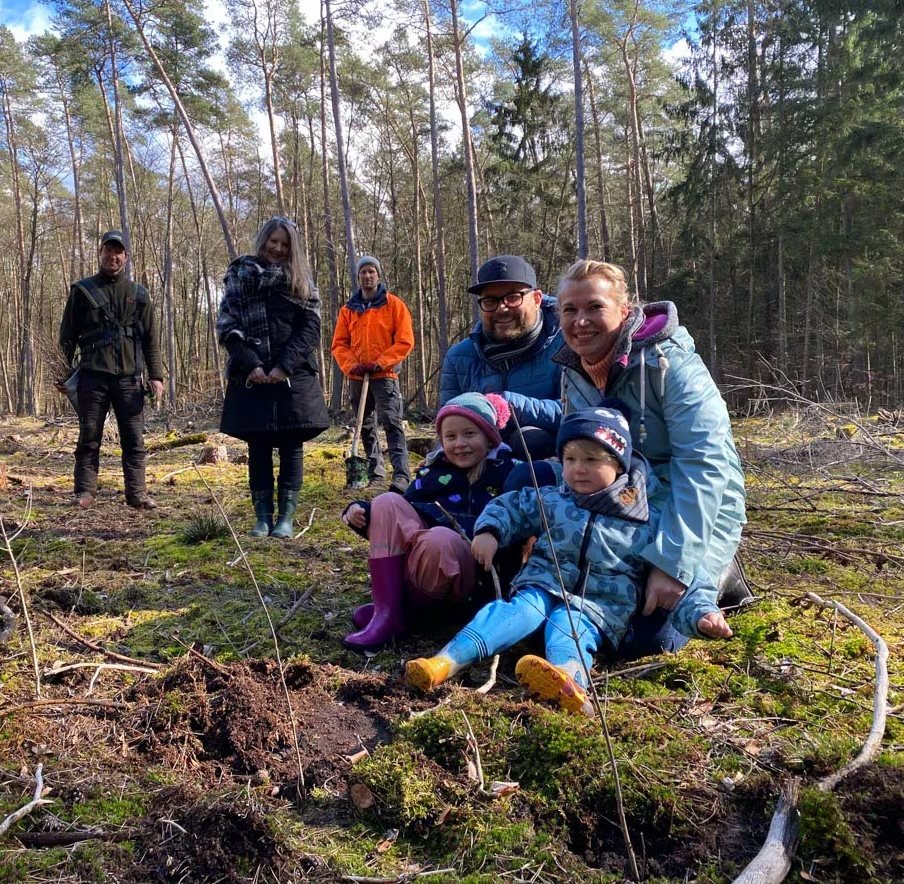 Die Familie hinter Planet Tree mit einem Förster bei einer Pflanzung im Wald